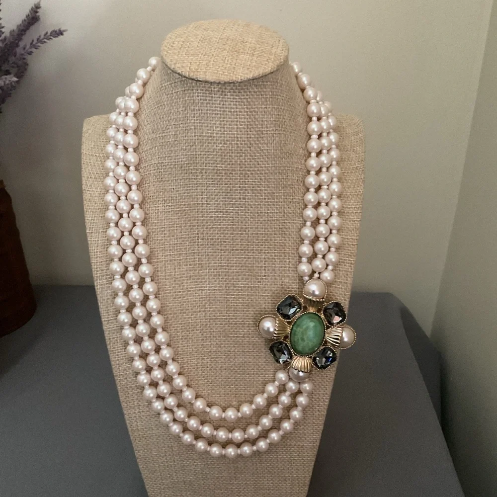 Elegant Pearl Necklace with Green and Gold Accents - Picture 1 of 3